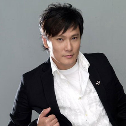 张信哲(Jeff Chang)，1967年3月26日生于中国台湾云林县，中国台湾流行乐男歌手、演员、舞台剧团团长。1987年签约滚石唱片的子公司巨石音乐。1989年发行第一张专辑《说谎》。1995年成立音乐工作室潮水音乐，并加盟EMI旗下附属厂牌种子音乐，1996年凭借专辑《宽容》获得第7届台湾金曲奖最佳国语男歌手奖。
