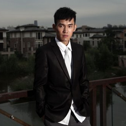 张书豪，1988年10月22日出生，中国台湾男演员，毕业于私立铭传大学。2006年主演校园剧《危险心灵》正式出道。2007年凭借主演短剧《还好，我们都还在这里》获得第42届台湾电视金钟奖迷你剧集男主角奖。
