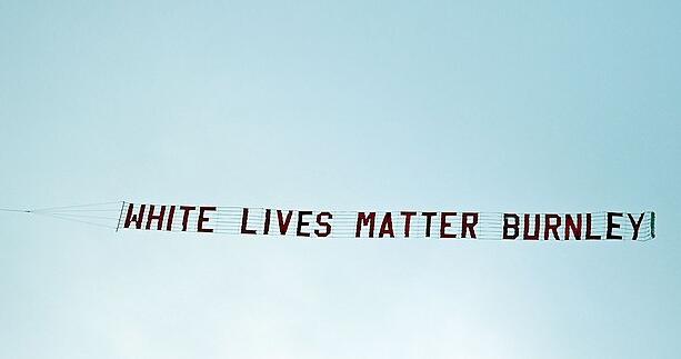 美国曼城球场上空飞过争议标语：白人的命也是命