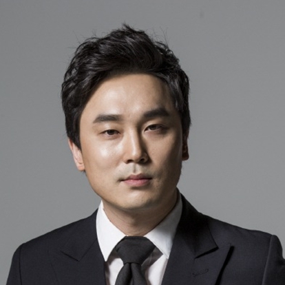 徐贤宇，1983年11月20日出生于韩国釜山广域市，韩国男演员。徐贤宇曾出演电影《七年之夜》、电视剧《我的大叔》等作品。
