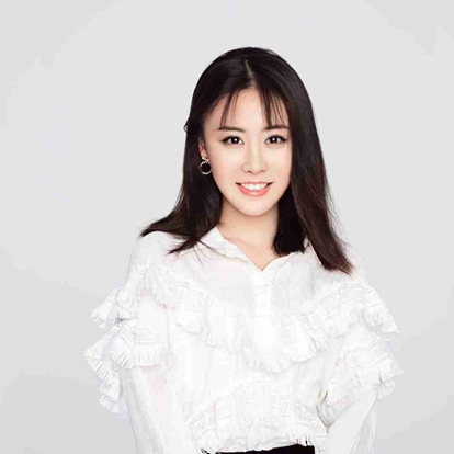 戴安娜，1996年7月4日出生于湖北省武汉市，毕业于上海电影艺术学院，中国内地女演员。2015年，主演由的爱情喜剧电影《我的老婆未成年》上映，从此开始演艺事业。