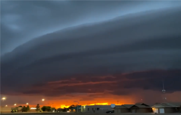 美国出现巨型圆盘状陆架云 形似科幻电影中的外星飞船