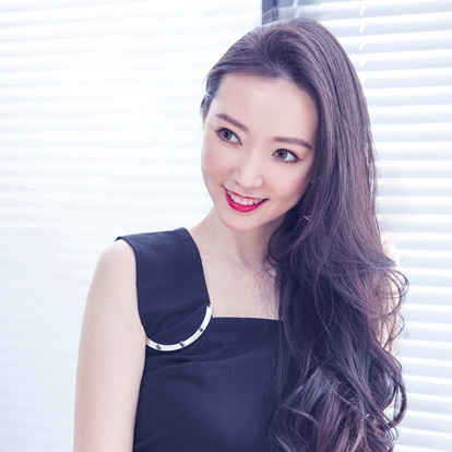 杨镜儒，女，1983年12月28日出生于四川，土家族，毕业于中央民族大学音乐学院2000级声乐本科，《星光大道》周冠军，原生态歌手，代表作品是《让爱回家吧》等。