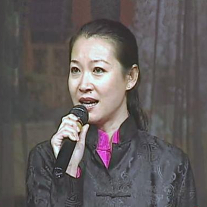 马丽娟，女，回族，1965年10月28日出生于内蒙赤峰市红山区，是著名小品演员赵本山的现任妻子 ，辽宁戏曲学校青年教师，与赵本山育有一儿一女。