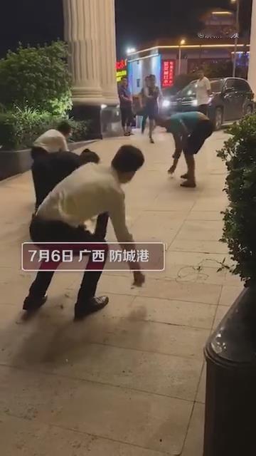 广西一酒店夜晚突降钞票雨是怎么回事?知情人：有人拿钱拍小视频没拿住