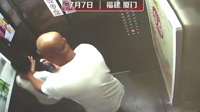 男子遭恶作剧后电梯内暴打小孩 结果却打错人了