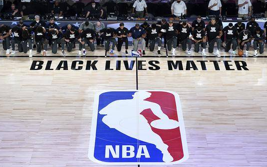 NBA球员集体下跪抗议,NBA揭幕战,黑人维权运动