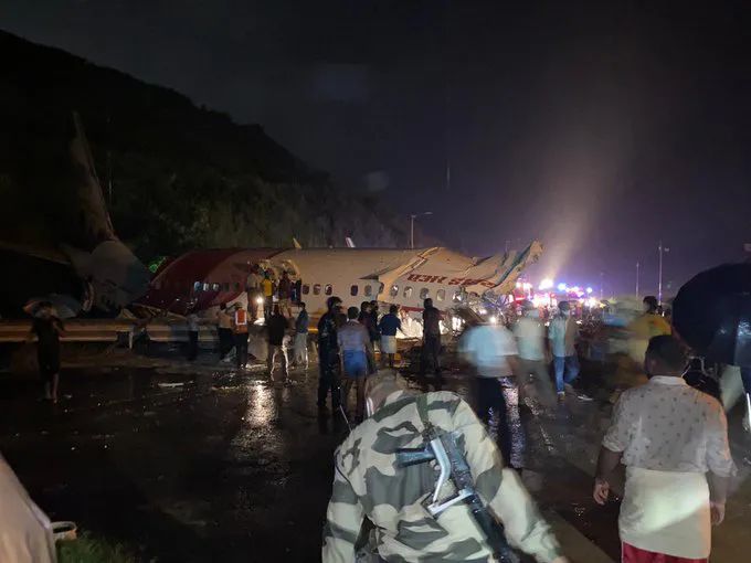 印度客机冲出跑道已致17人死亡 飞机上载有191人