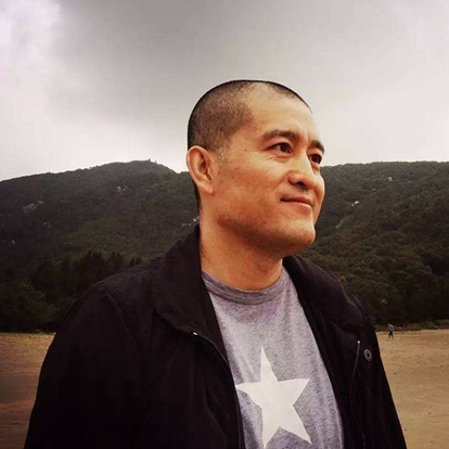 刘奋斗，1969年出生于北京市，中国内地导演、编剧、制作人。1997年，担任爱情电影《爱情麻辣烫》的编剧。1999年，担任喜剧电影《洗澡》的编剧。