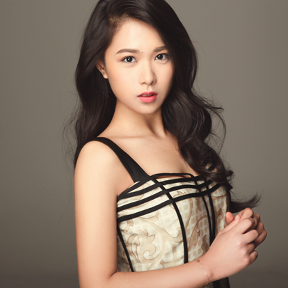 曾漪莲，1997年6月30日出生于广西省桂平市，中国内地影视女演员。2016年参演电影《七月半2：前世今生》。2017年参演电影《七月半3：灵触第七感》。