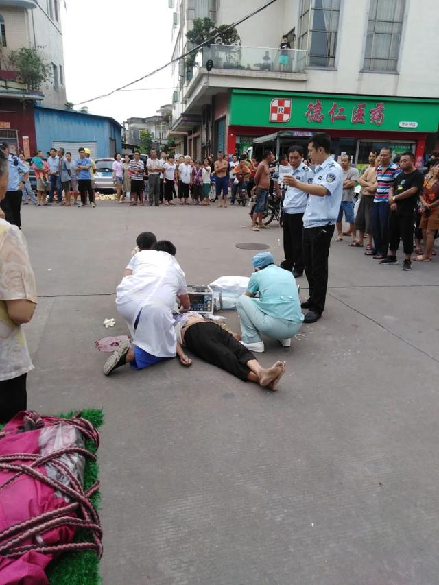 警方介入老人被狗绳绊倒身亡事件 12岁女孩拉不住大狗被挣脱发生意外