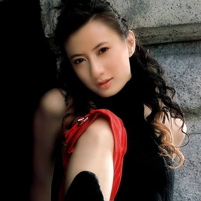 黄伊汶(Emme Wong)，1981年1月3日出生于香港，中国香港女歌手、演员。2001年，签约环球唱片，凭借首张粤语专辑《纯属印象》获得新城劲爆新登场女歌手奖。