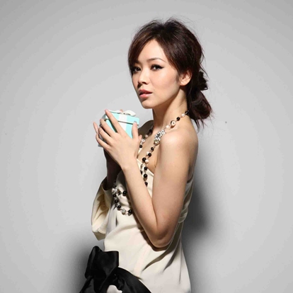侯佩岑(Patty Hou)，1978年12月20日出生于台北，中国台湾女艺人。2004年，侯佩岑凭主播新闻成名，随后成为东风卫视节目《娱乐亚洲》的主持人。