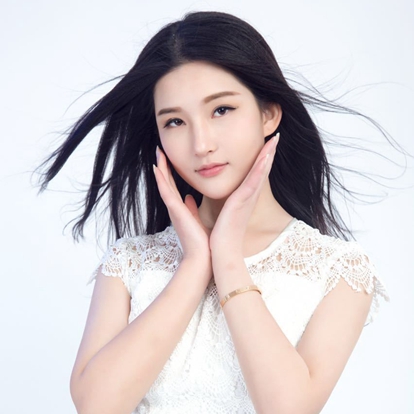 张萌萌，女，1994年10月16日生于河南郑州，是演员。代表作《艳遇丽江》《上帝的爱》《我的青春校园》出任女一号。