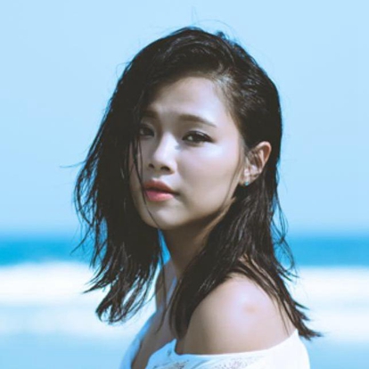 蔚雨芯(原名刘嘉丽)，1993年8月8日出生于香港，中国香港女演员、歌手。2007年参加Yes校花选举，而后曾拍摄广告。2012年正式出道，发行首张个人音乐专辑《Raining》。