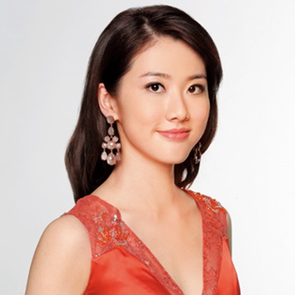 邓佩仪(Gloria Tang)，1992年11月10日出生于香港，加拿大籍华裔，中国香港女演员、主持人。2012年参选温哥华华裔小姐选拔赛获得冠军。2013年参选国际中华小姐竞选荣获冠军;同年6月签约香港电视广播有限公司，成为旗下艺人，进入演艺圈。2014年首次参演的TVB电视剧《点金胜手》上映，邓佩仪在剧中饰演“卓至然”。