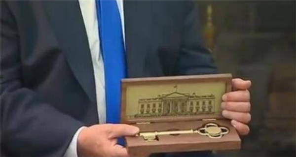 特朗普向以色列总理赠送白宫钥匙