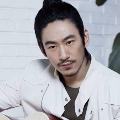 江奇霖，1985年4月2日出生于四川凉山，中国内地男演员。2002年，开始出演影视剧。2007年，因参加青海卫视选秀节目《青年汇》而签约金牌大风。