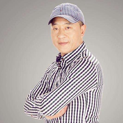 刘小光，本名刘建光，1974年3月20日出生于吉林省吉林市桦甸市，二人转演员。2007年，参加央视七套农民春晚小品《送戏》扮演“老聋头”。