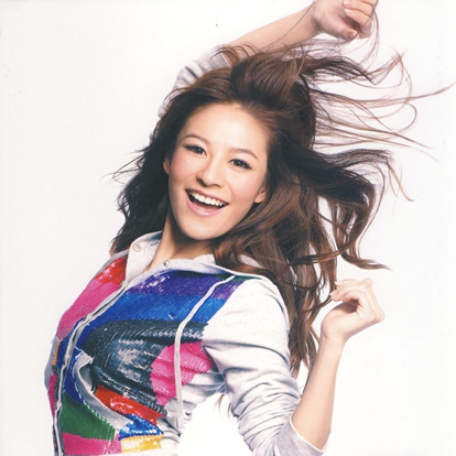 江若琳(Elanne)，1987年9月30日生于中国香港，中国香港女歌手、演员。2005年，江若琳获寰宇老板娘赏识而签约成为寰宇旗下艺人，同年接拍首部电影《17岁的夏天》及电视剧《伙头智多星》和《阿有正传》。2007年，推出首张个人EP《Innocent》 。
