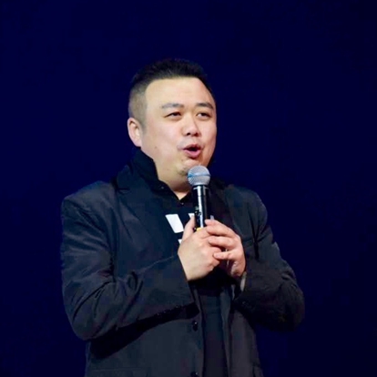杨大鹏，男，1978年5月出生，是中国内地演员，曾参演《家有儿女》、《东北一家人》、《当幸福来敲门》、《夫妻一场》、《文化站长》等电视连续剧。