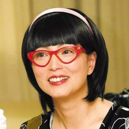 苑琼丹，原名苑丽琼，1963年出生于香港，电影、电视演员。2000年，出演舞台剧《男亲女爱》。2005年，在电视处境喜剧《窈窕熟女》中出演角色。2007年，主演《建筑有情天》。