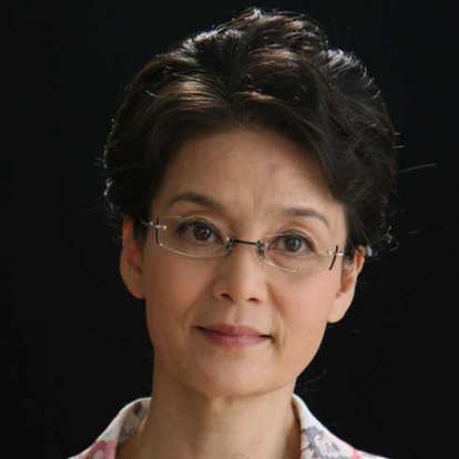 潘虹，1954年11月4日出生于上海市，中国大陆女演员，表演艺术家。是首位登上《时代周刊》的华人艺人。1979年，潘虹凭借《苦恼人的笑》一举成名。