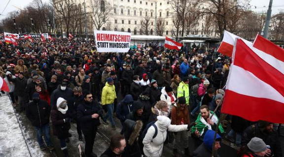 奥地利爆发万人反封锁抗议