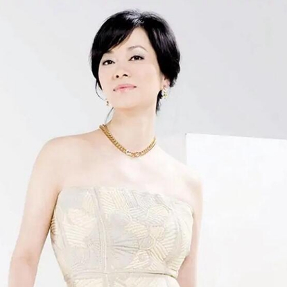 毛阿敏，1963年3月1日出生于上海市杨浦区，中国内地歌唱家、演员。1985年发行个人首张专辑《滚热的咖啡》而正式出道。1986年参加第二届全国青年歌手电视大奖赛并获得专业组通俗唱法比赛第三名。