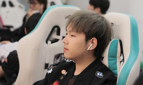 bo人赚这个梗指的是博人传和菠人赚,因为一开始fpx的选手bo发挥出色