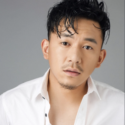 韩斯斯斯，中国内地男演员。2016年由韩斯斯斯主演的电影《一个栗子》受邀戛纳国际电影节参展。同年参演电影《荼蘼杀机》。