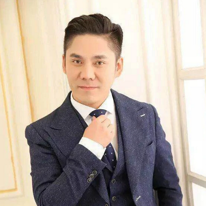 王多多，1980年4月出生于黑龙江省齐齐哈尔市，中国内地男演员。代表作有《兄弟们上》、《外乡人》等，凭借《我们班的故事》荣获白玉兰奖。