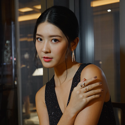 余香凝(Jennifer Yu)，1993年出生于香港，中国香港影视女演员、流行乐歌手。2011年，以模特的身份踏入演艺圈，并拍摄了多支广告。2014年，她出演的首部电视剧《总有出头天》播出。
