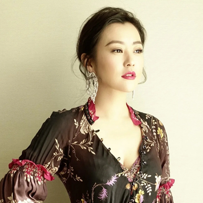 郝蕾，1978年11月1日出生于吉林省通化市东昌区，中国内地女演员，毕业于上海戏剧学院表演系。1997年，出演第一部电视剧《十七岁不哭》从而进入娱乐圈。