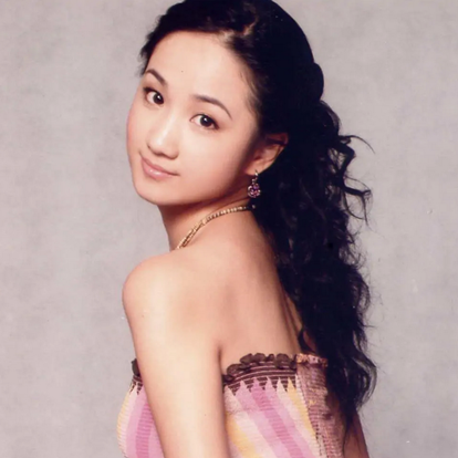 关思婷，1985年9月12日出生于安徽省阜阳市，2005届上海戏剧学院表演系，中国内地女演员。获得过2004年“金鹰之星”全国六强 、“最佳新秀奖”等奖项。