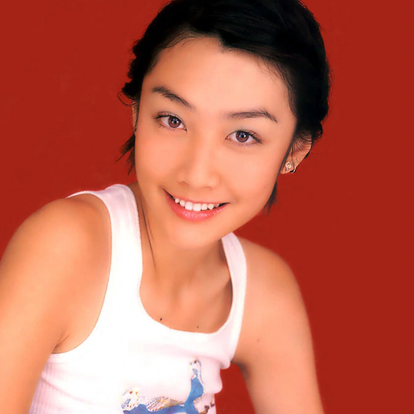 陈文媛(BoBo Chan)，1979年9月18日出生于中国香港，香港女歌手、演员，毕业于珠海学院新闻及传播系。2001年，陈文媛获得了十大劲歌金曲最受欢迎新人银奖。