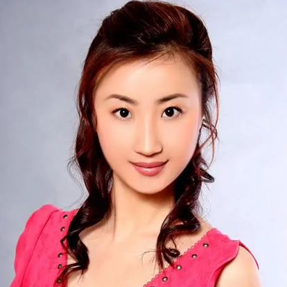 女，中国人，毕业于北京电影学院，职业影视演员。