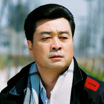 陈逸恒，1954年出生于北京市，中国内地导演、演员、制片人。1978年，陈逸恒进入甘肃省歌剧院工作，自此正式走上了演艺之路，并出演了《彼岸》《咫尺天涯》等多部话剧，1982年首次参加电视剧《妈妈莫流泪》的拍摄，1989年加入TVB担任配音。
