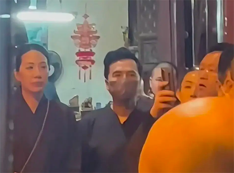 甄子丹和老婆去普陀山,参加浴佛节活动,穿了僧服,十分虔诚