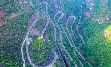 贵州大山里的“天梯”公路,看一眼都害怕,你敢开吗?
