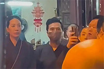 甄子丹和老婆去普陀山，参加浴佛节活动，穿了僧服，十分虔诚