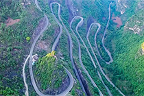 贵州大山里的“天梯”公路，看一眼都害怕，你敢开吗？