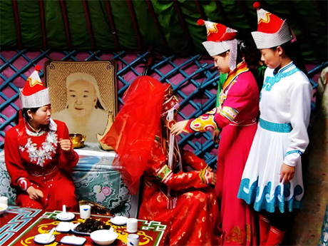 蒙古一大家子睡一个蒙古包里,新婚夫妇该怎么办?看看当地人怎么说