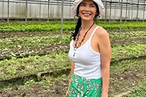 61岁韦唯定居泰国，养水牛种水稻，颜值就像三十岁