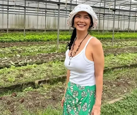 61岁韦唯定居泰国,养水牛种水稻,颜值就像三十岁