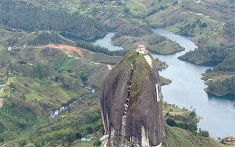世界上最陡的房子,建在10吨重的悬崖峭壁上,房主表示:攀登太累了