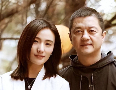 54岁李亚鹏目前没房产,小19岁娇妻却不离婚一起扛,有情饮水饱?