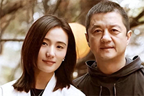 54岁李亚鹏目前没房产，小19岁娇妻却不离婚一起扛，有情饮水饱？