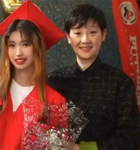冯小刚养女和徐帆越长越像!颜值高气质优雅,被曝将在娱乐圈出道