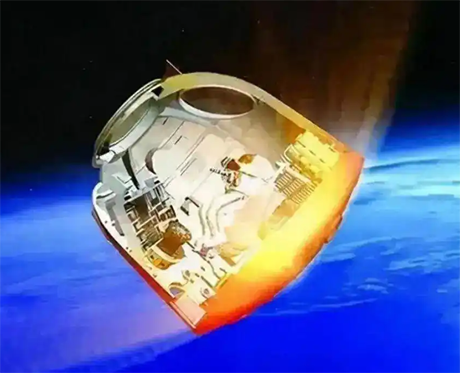 为何宇宙飞船返回地球时,要不惜燃烧代价,高速穿过大气层?